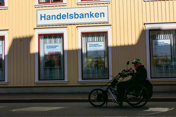 Hjo Swedia Seorang Pengendara Sepeda Datang Kantor Handelsbanken Pusat Kota — Stok Foto