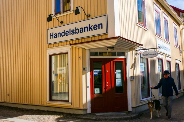 Hjo Sverige Fodgængere Går Forbi Handelsbanken Kontor Centrum - Stock-foto