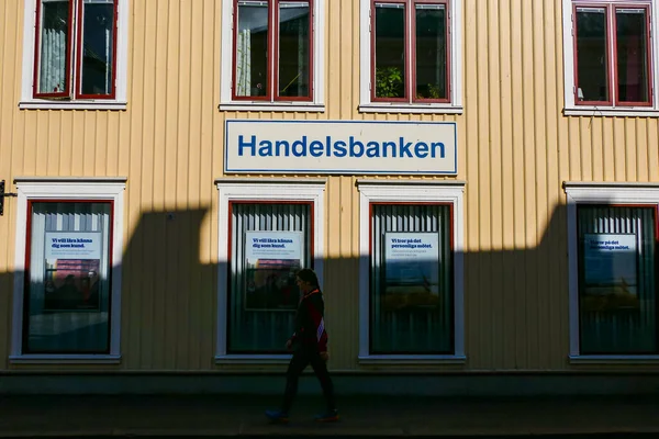 Hjo Swedia Pejalan Kaki Berjalan Dengan Kantor Handelsbanken Pusat Kota — Stok Foto