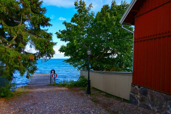 Hjo Σουηδία Ένας Λιθόστρωτος Δρόμος Ένα Κόκκινο Σπίτι Και Λίμνη — Φωτογραφία Αρχείου
