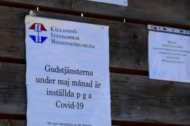 İsveç, Lidkoping. İsveççe bir tabelada Covid-19 nedeniyle Mayıs 'ta kilise hizmetlerinin askıya alındığı yazıyor..