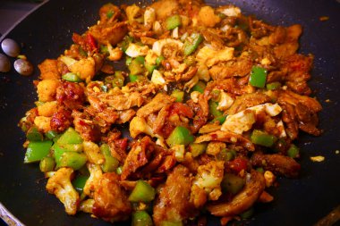 Kızartma tavası, kebap ve taze soğan..