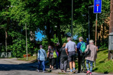 Stockholm, İsveç. Covid-19 salgınında sosyal izolasyonun üstesinden gelmek için kilisenin desteğiyle Vinterviken parkına yürüyüş yapan bir grup son sınıf öğrencisi..