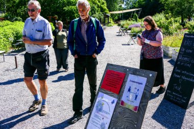 Stockholm, İsveç. Covid-19 salgınında sosyal izolasyonun üstesinden gelmek için kilisenin desteğiyle Vinterviken parkına yürüyüş yapan bir grup son sınıf öğrencisi..
