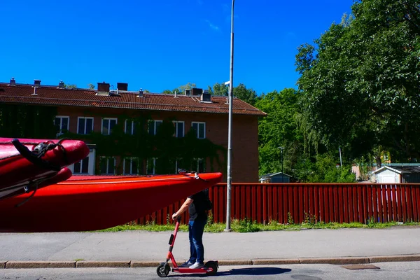 Stockholm Suède Homme Sur Scooter Mobilité Rouge Dans Une Rue — Photo