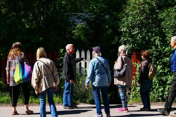 Estocolmo Suécia Padre Lidera Grupo Idosos Ativos Uma Excursão Patrocinada — Fotografia de Stock