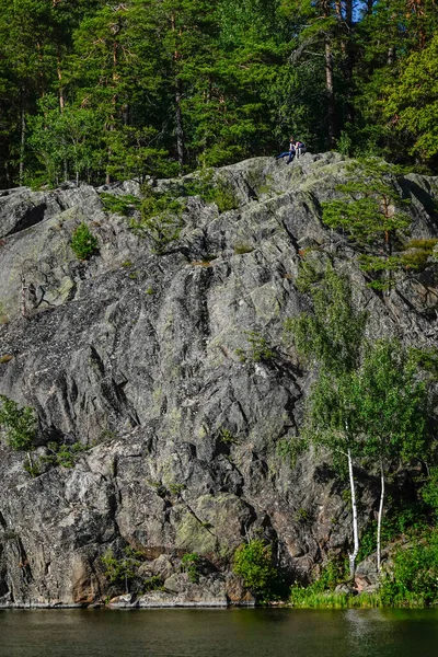 Stockholm Švédsko Pár Sedí Útesu Jezera Malaren — Stock fotografie