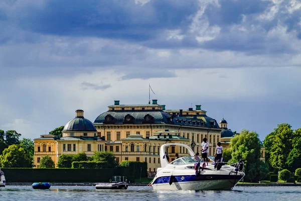 ストックホルム スウェーデン マラレン湖のドロットンホルム王宮の外の喜びの工芸品 — ストック写真