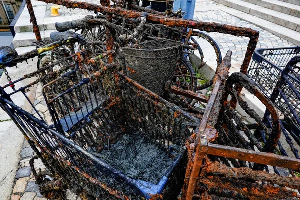 Estocolmo Suécia Lixo Metal Como Bicicletas Carrinhos Compras Retirados Mar — Fotografia de Stock