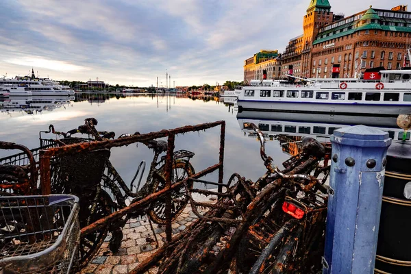 Stockholm Sverige Metallskräp Som Cyklar Och Kundvagnar Dragna Upp Havet — Stockfoto