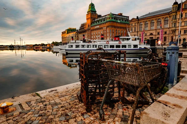 ストックホルム スウェーデン環境上の理由からニンブロプランで海から引き出された自転車やショッピングカートのような金属ゴミ — ストック写真