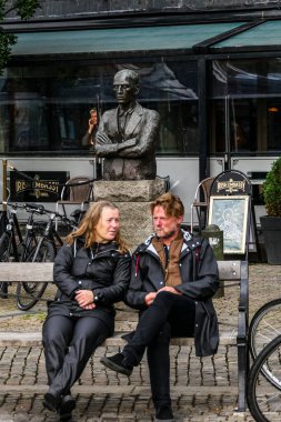 Göteborg, İsveç 'te bir çift Jarntorget' te bir bankta oturmuş Britt-Marie Jern 'in şair Dan Andersson heykelini taklit ediyorlar.