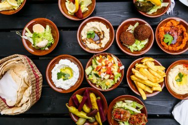 Restoranda mezze tabakları..