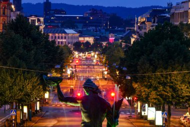 Göteborg, İsveç 'te Avenyn üzerinde Nightscape, şehir merkezinde tarihi bir cadde ve Poseidon heykeli..