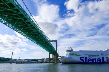Göteborg, İsveç Stena Hattı feribotu limandan ayrılıp Alvsborg Köprüsü 'nün altından geçiyor.