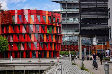 Göteborg, İsveç Yayaları ve Lindholmen Bilim Parkı 'ndaki binalar Chalmers Teknoloji Üniversitesi' nin yüksek teknoloji merkezi..