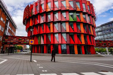 Göteborg, İsveç Yayaları ve Lindholmen Bilim Parkı 'ndaki binalar Chalmers Teknoloji Üniversitesi' nin yüksek teknoloji merkezi..