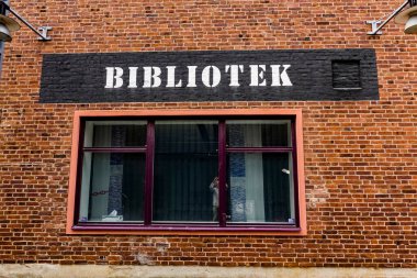 Göteborg, Lindholmen Bilim Parkı 'ndaki İsveç Binaları Chalmers Teknoloji Üniversitesi' nin yüksek teknoloji merkezi. Kütüphane için İsveççe bir işaret.