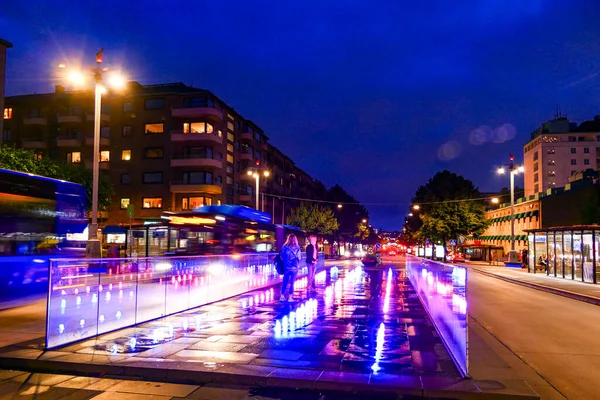 スウェーデン ヨーテボリダウンタウンのランドマーク通り アベニンに立つカップル 噴水とバス停 — ストック写真