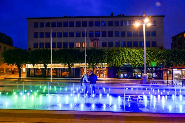 スウェーデン ヨーテボリダウンタウンのランドマーク通り アベニンの噴水の夜に立つカップル — ストック写真