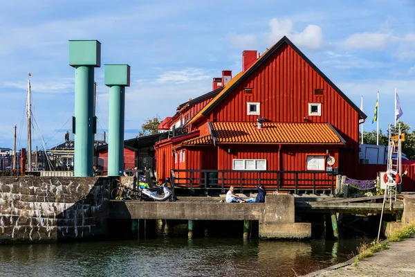 Göteborg Zweden Mensen Zitten Een Steiger Bij Een Rood Huis — Stockfoto