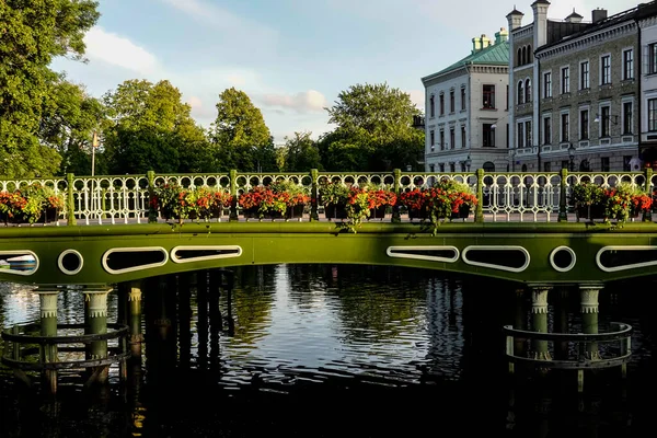 Göteborg, İsveçli insanlar ellerinde çiçeklerle Slussbron Köprüsü 'nden geçiyorlar..