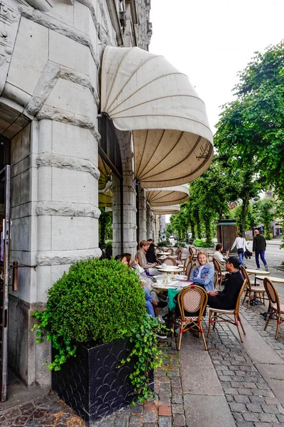 Gotemburgo Suécia Pessoas Sentadas Fora Café Brogyllen Café Referência — Fotografia de Stock