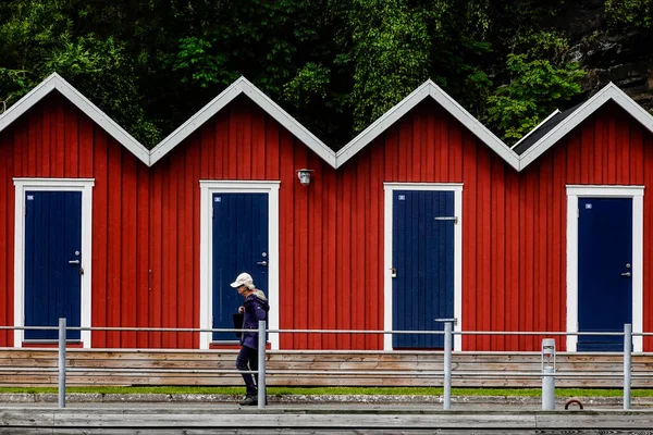 Gothenburg Suède Des Gens Marchent Près Une Rangée Petites Maisons — Photo