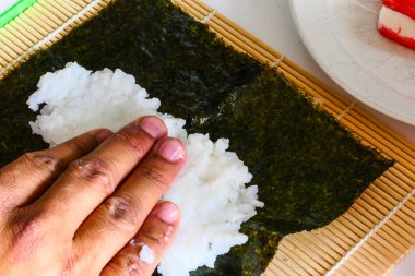 Evde, mutfakta suşi yapıyorum.