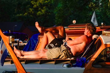 Stockholm, İsveç Tahta teknelerinde gün batımının keyfini çıkarın.