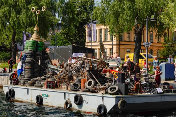 Estocolmo Suécia Trash Parou Fundo Lago Malaren Exibido Uma Barcaça — Fotografia de Stock