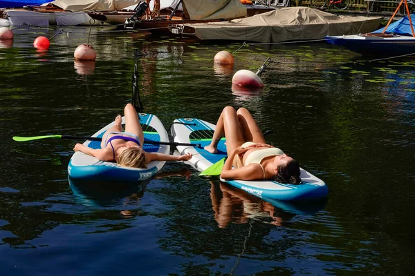 Estocolmo Suecia Dos Mujeres Jóvenes Tomando Sol Sus Tablas Paddle — Foto de Stock