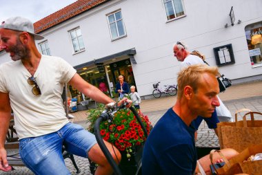 Borgholm, Oland, İsveç. Teh caddesinde kargo bisikletinde iki adam.,