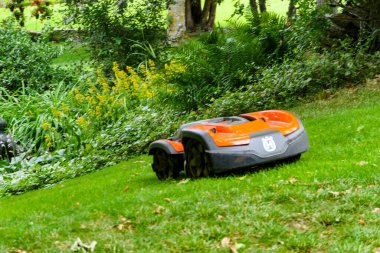 Borgholm, Oland, İsveç Solliden Kraliyet Kalesi ve bir robot biçme makinesi..
