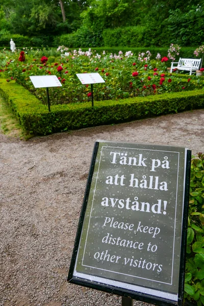 스웨덴 오를란 보르그 솔리덴 왕실성의 전경과 거리를 유지하라는 표지판 — 스톡 사진