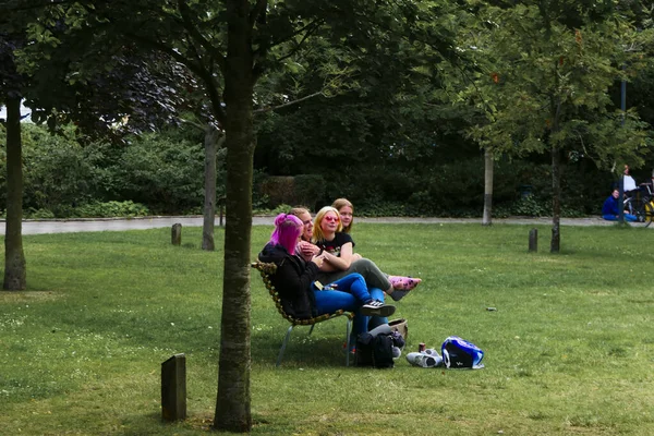 トレレボルグ スウェーデンの10代の若者たちは Stadsparken または都市公園でぶらついて — ストック写真