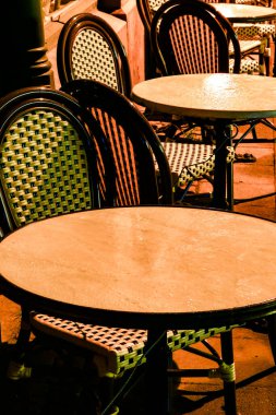 Lund, İsveç Klasik Parisli kafe sandalyeleri ve bir kafe dışındaki masa..