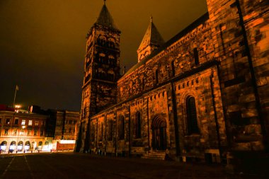 Lund, İsveç Geceleri Lund Katedrali 'nin cephesi.