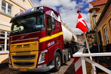 Mariager, Danimarka Küçük kaldırımlı sokaklarda büyük bir kamyon sürüyor.