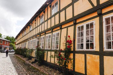 Mariager, Danimarka tipik bir Danimarka evi ve kaldırım taşlı bir sokakta cephesi.