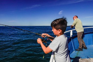 Hirtshals, Danimarka Bir baba ve oğlu Kuzey Denizi 'nde bir teknede balık tutuyorlar