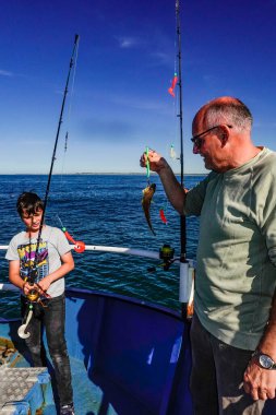 Hirtshals, Danimarka Bir baba ve oğlu Kuzey Denizi 'nde bir teknede balık tutuyorlar