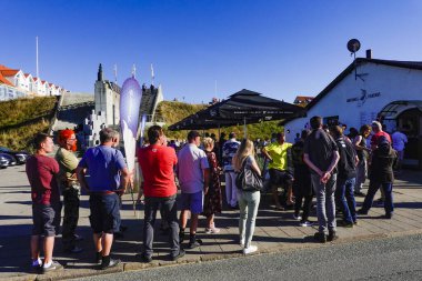 Hirtshals, Danimarka Covid-19 nedeniyle limandaki bir restoranın önünde kuyruk oluşturuldu..