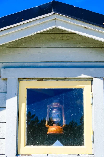 瑞典法尔斯特博位于弗洛曼自然保护区海滨的小海滨别墅 窗户上有一盏油灯 — 图库照片