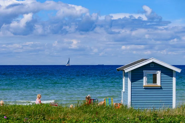 スウェーデンのファルステルボ自然保護区の海岸沿いの小さな海辺のコテージで入浴する人々 — ストック写真