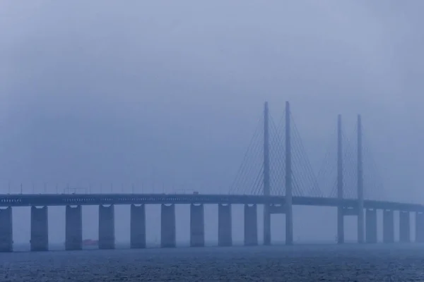 瑞典马尔默在雨和雾中通往哥本哈根的奥勒温德桥 — 图库照片
