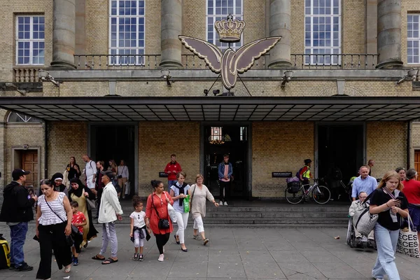 Aarhus Dinamarca Moagem Pessoas Torno Estação Ferroviária Central — Fotografia de Stock