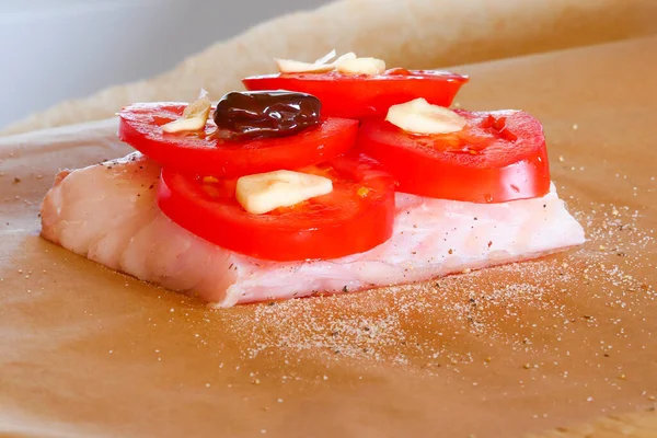 Preparación Cocina Pescado Blanco Con Aceitunas Tomates Ajo Para Horno — Foto de Stock