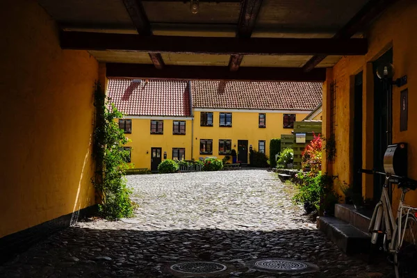 Mariager Denemarken Een Kleurrijke Binnenplaats Met Bloemen Kasseien — Stockfoto