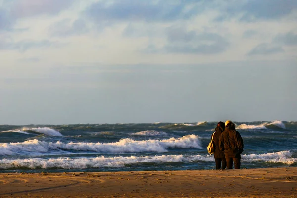 Hirtshals Dinamarca Una Pareja Playa Día Ventoso — Foto de Stock